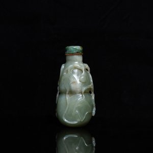 Een Chinese kalebasvormige snuiffles in celadon en roestkleurige jade, Qing — foto 3