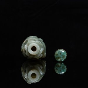 Een Chinese kalebasvormige snuiffles in celadon en roestkleurige jade, Qing — foto 5
