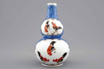 Een Chinese kalebasvormige vaas met hanen op een blauwe fond, 18/19e eeuw