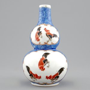 Een Chinese kalebasvormige vaas met hanen op een blauwe fond, 18/19e eeuw — foto 2