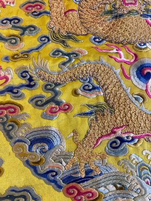Een Chinese keizerlijke kussendoek in deels met gouddraad geborduurde zijde met gele fondkleur, 19e eeuw — foto 13