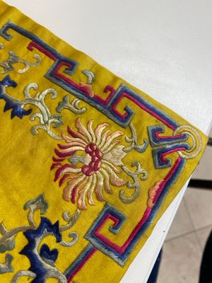 Een Chinese keizerlijke kussendoek in deels met gouddraad geborduurde zijde met gele fondkleur, 19e eeuw — foto 17