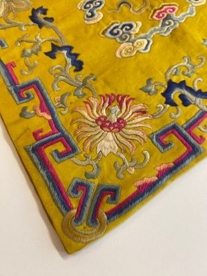 Een Chinese keizerlijke kussendoek in deels met gouddraad geborduurde zijde met gele fondkleur, 19e eeuw — foto 18