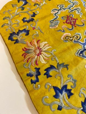 Een Chinese keizerlijke kussendoek in deels met gouddraad geborduurde zijde met gele fondkleur, 19e eeuw — foto 19