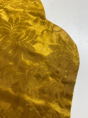 Een Chinese keizerlijke kussendoek in deels met gouddraad geborduurde zijde met gele fondkleur, 19e eeuw — foto 6