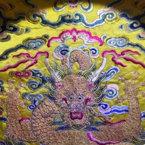 Een Chinese keizerlijke kussensloop in geborduurde zijde met gouddraad, 19e eeuw — foto 8
