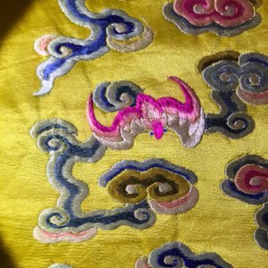 Een Chinese keizerlijke kussensloop in geborduurde zijde met gouddraad, 19e eeuw — foto 10