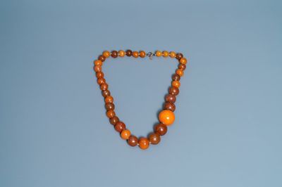 Een Chinese ketting met grote kralen in amber, 19e eeuw