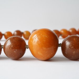 Een Chinese ketting met grote kralen in amber, 19e eeuw — foto 4
