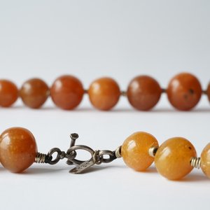 Een Chinese ketting met grote kralen in amber, 19e eeuw — foto 5