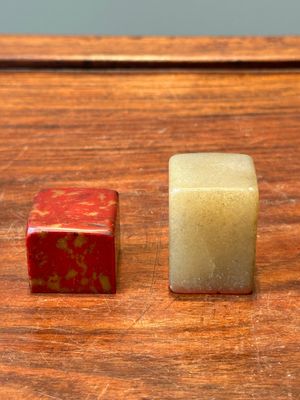 Een Chinese 'kippenbloed' spekstenen zegelstempel en een roodbruine jade zegelstempel, Qing — foto 4