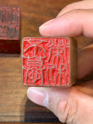 Een Chinese 'kippenbloed' spekstenen zegelstempel en een roodbruine jade zegelstempel, Qing — foto 8