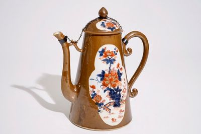 Een Chinese koffiekan met deksel in Imari-stijl op capucijn bruine fondkleur, Qianlong