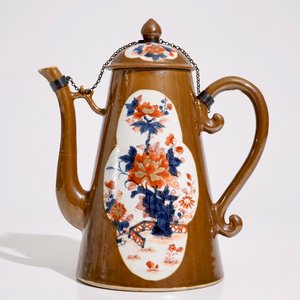 Een Chinese koffiekan met deksel in Imari-stijl op capucijn bruine fondkleur, Qianlong — foto 5
