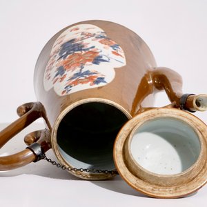Een Chinese koffiekan met deksel in Imari-stijl op capucijn bruine fondkleur, Qianlong — foto 7