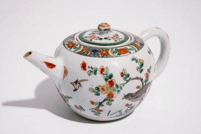 Een Chinese kogelvormige famille verte theepot met vogel decor, Kangxi