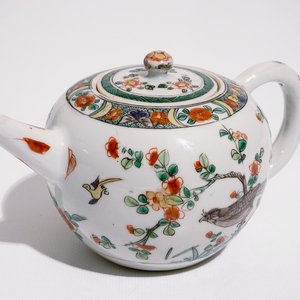 Een Chinese kogelvormige famille verte theepot met vogel decor, Kangxi — foto 1