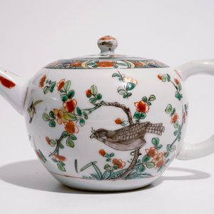 Een Chinese kogelvormige famille verte theepot met vogel decor, Kangxi — foto 2