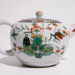 Een Chinese kogelvormige famille verte theepot met vogel decor, Kangxi — foto 4