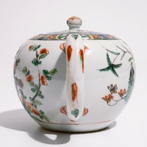 Een Chinese kogelvormige famille verte theepot met vogel decor, Kangxi — foto 5