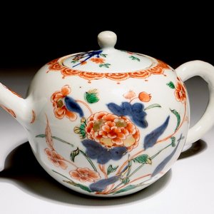 Een Chinese kogelvormige verte-imari florale theepot, Kangxi — foto 1