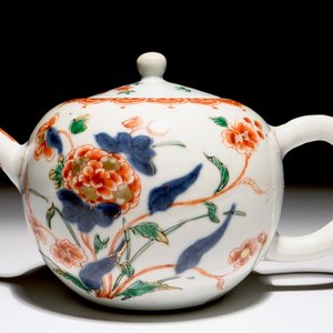 Een Chinese kogelvormige verte-imari florale theepot, Kangxi — foto 2
