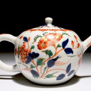 Een Chinese kogelvormige verte-imari florale theepot, Kangxi — foto 4