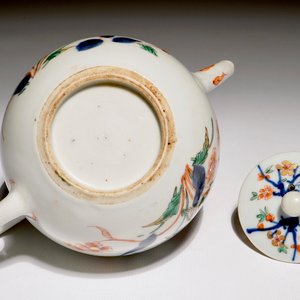 Een Chinese kogelvormige verte-imari florale theepot, Kangxi — foto 7