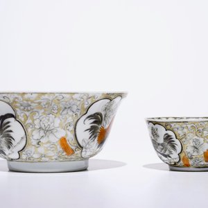Een Chinese kom en kop en schotel met ijzerrood, grisaille en vergulde decor van hanen, Yongzheng — foto 3