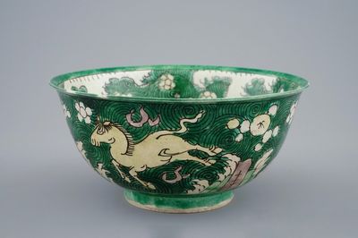 Een Chinese kom in famille verte biscuit met decor van paarden, Kangxi