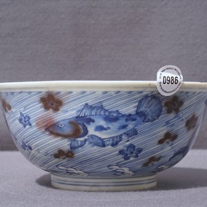 Een Chinese kom met blauw en onderglazuur rood decor van karpers en zeedieren, Xuande merk, Kangxi — foto 12
