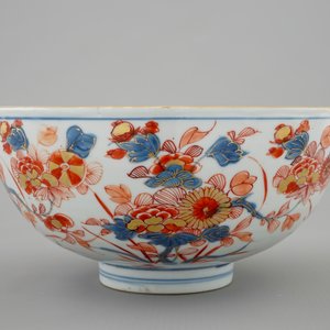 Een Chinese kom met floraal decor in Imari-stijl, Kangxi — foto 2