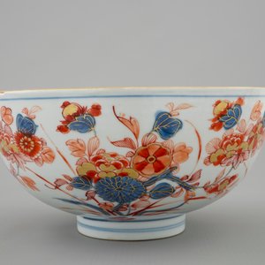 Een Chinese kom met floraal decor in Imari-stijl, Kangxi — foto 5
