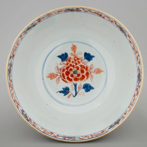 Een Chinese kom met floraal decor in Imari-stijl, Kangxi — foto 6