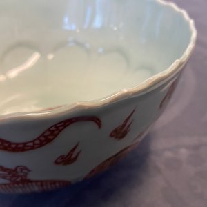 Een Chinese kom met koperrood drakendecor op celadon fondkleur, Kangxi — foto 19