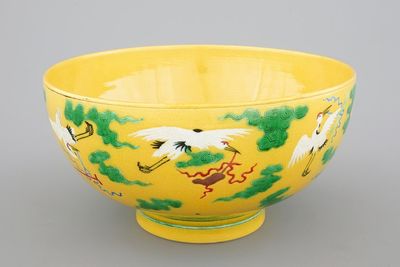 Een Chinese kom met kraanvogels op gele fondkleur, 19/20e eeuw