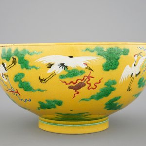 Een Chinese kom met kraanvogels op gele fondkleur, 19/20e eeuw — foto 2