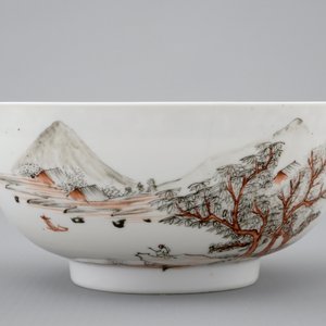 Een Chinese kom met landschapsdecor in grisaille en deels verguld, Yongzheng, 1723-1735 — foto 2