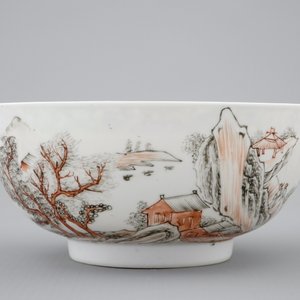 Een Chinese kom met landschapsdecor in grisaille en deels verguld, Yongzheng, 1723-1735 — foto 5