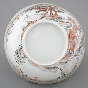 Een Chinese kom met landschapsdecor in grisaille en deels verguld, Yongzheng, 1723-1735 — foto 7
