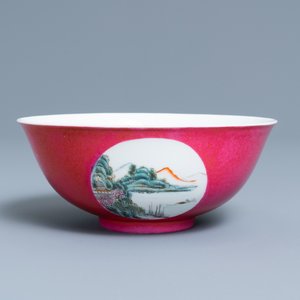 Een Chinese kom met medaillons op robijnrode fondkleur, 19/20e eeuw — foto 1