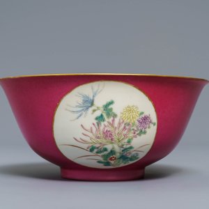 Een Chinese kom met medaillons op robijnrode fondkleur, Guangxu merk en periode — foto 2