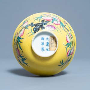 Een Chinese kom met negen perziken decor op gele fondkleur, Guangxu merk en periode — foto 7