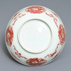 Een Chinese kom met onderglazuur rood decor van vissen en draken, 19/20e eeuw — foto 2