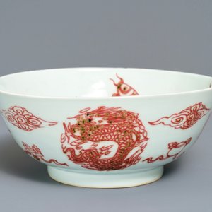 Een Chinese kom met onderglazuur rood decor van vissen en draken, 19/20e eeuw — foto 3