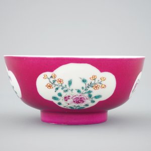 Een Chinese kom met robijnrode fond en florale cartouches in Yongzheng stijl, 18/19e eeuw — foto 3