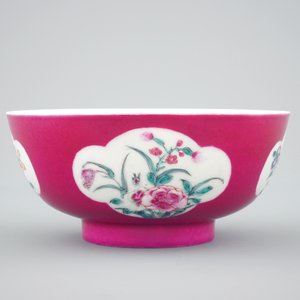 Een Chinese kom met robijnrode fond en florale cartouches in Yongzheng stijl, 18/19e eeuw — foto 4