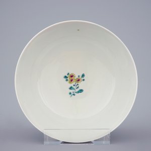 Een Chinese kom met robijnrode fond en florale cartouches in Yongzheng stijl, 18/19e eeuw — foto 6