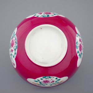 Een Chinese kom met robijnrode fond en florale cartouches in Yongzheng stijl, 18/19e eeuw — foto 7