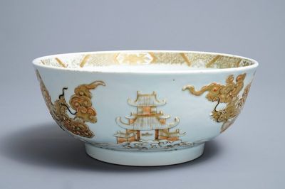 Een Chinese kom met verguld reliëfdecor van draken en vissen, Kangxi/Yongzheng